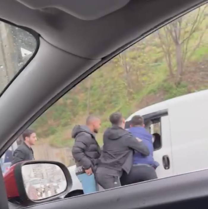 İstanbul’da Trafikte Yumruklu Ve Sopalı Kavga
