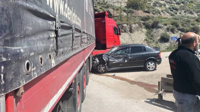 Otomobil, Dönüş Yapan Tırla Çarpıştı: 2 Yaralı