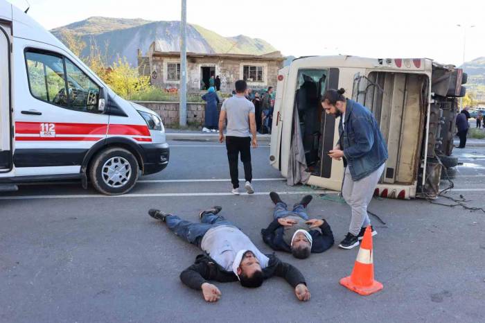 Tır, İşçi Servisine Çarptı, Can Pazarı Yaşandı: 33 Yaralı