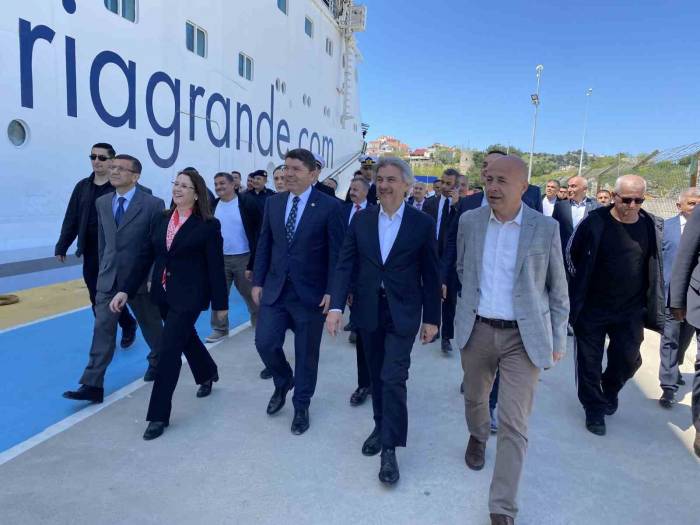 Rus Yolcuların Bulunduğu Kruvaziyer Gemiyi Limanda Bakan Yardımcısı Karşıladı