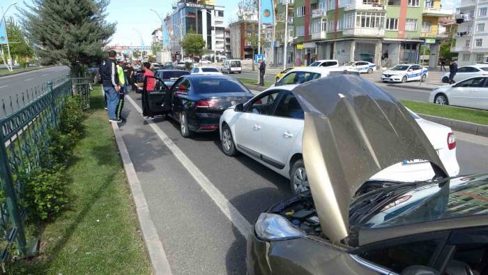 Malatya’da 5 Araç Birbirine Girdi Trafik Kilitlendi