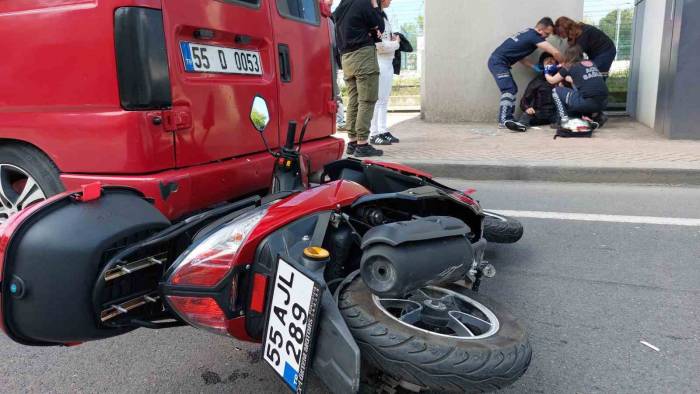 Samsun’da Dolmuşa Arkadan Çarpan Motosiklet Sürücüsü Ölümden Döndü
