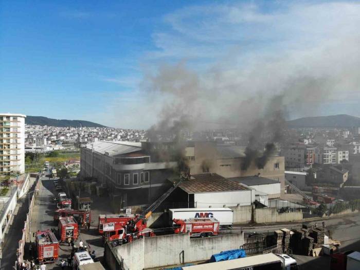 Sancaktepe’de Yangın Çıkan Mobilya Atölyesi Havadan Görüntülendi