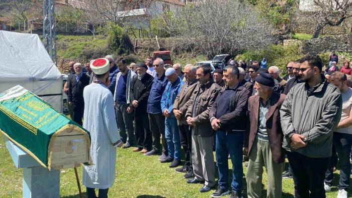 Silahlı Vurulan Genç Kız Karabük’te Toprağa Verildi