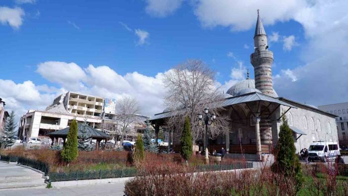 Eski Belediye Binasında Yıkım Hızla Sürüyor