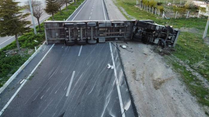 Panel Yüklü Tır Devrildi, Karayolunun Bir Yönü 2 Saat Trafiğe Kapalı Kaldı