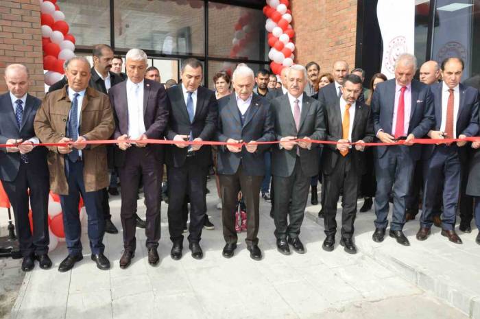 Binali Yıldırım, Gündüzlü Engelli Bakım Merkezinin Açılışını Yaptı