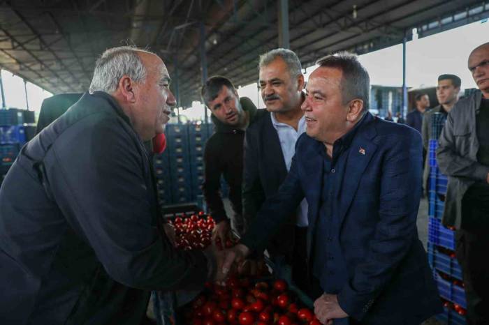 Başkan Böcek" Hal Esnafının Problemlerinin Çözümünde Yanlarındayım"