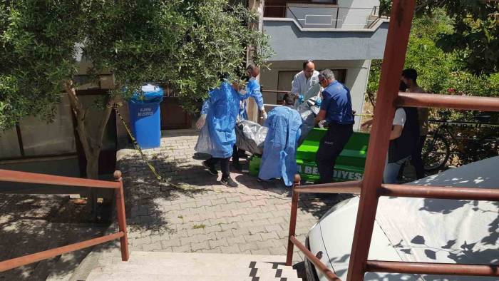 2 Gündür Haber Alınamayan Kadının Boğazından Bıçaklanmış Cesedi, Elbise Dolabından Çıktı