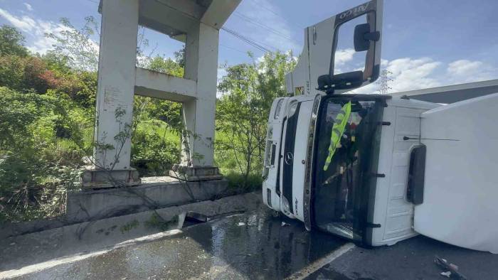 Arnavutköy’de Otomobilin Çarptığı Kamyon Yan Yattı: 1 Yaralı
