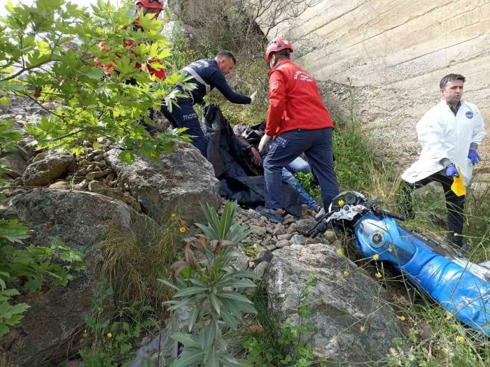 Burhaniye’de Köprüden Düşen Motosikletli Hayatını Kaybetti