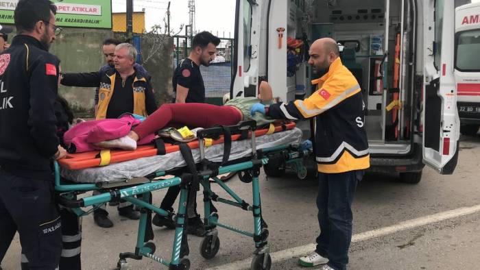 Edirne’de Köpeklerin Saldırdığı Motosikletli Otomobille Çarpıştı: 2 Yaralı