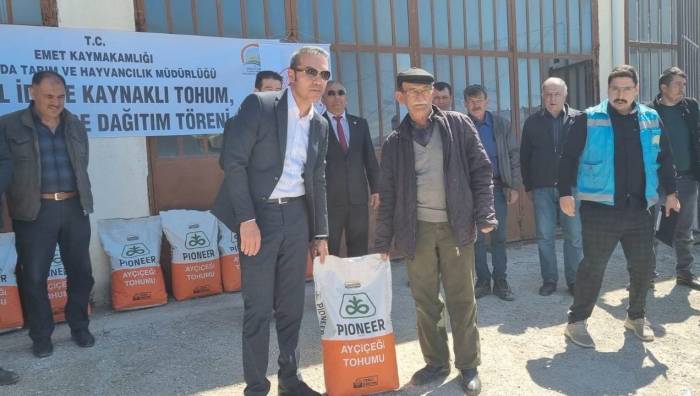 Emet’te Çiftçilere Nohut Ve Yağlık Ayçiçeği Tohumu Dağıtıldı