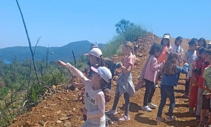 İlköğretim Öğrencileri Yanan Alanlara Tohum Topu Attı