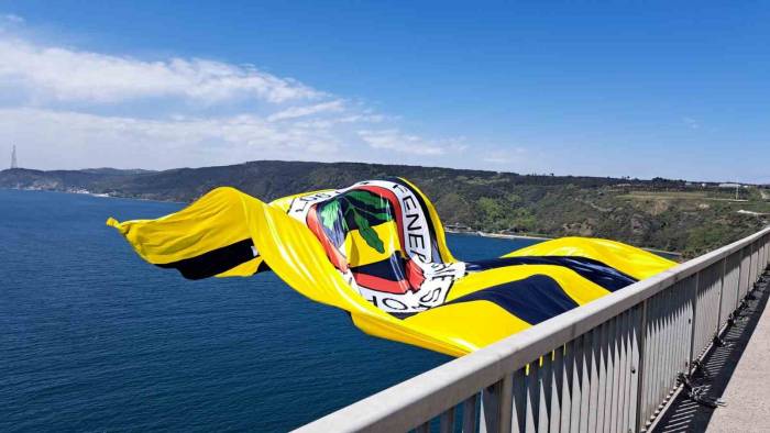 İstanbul’da Köprülere Fenerbahçe Bayrakları Asıldı