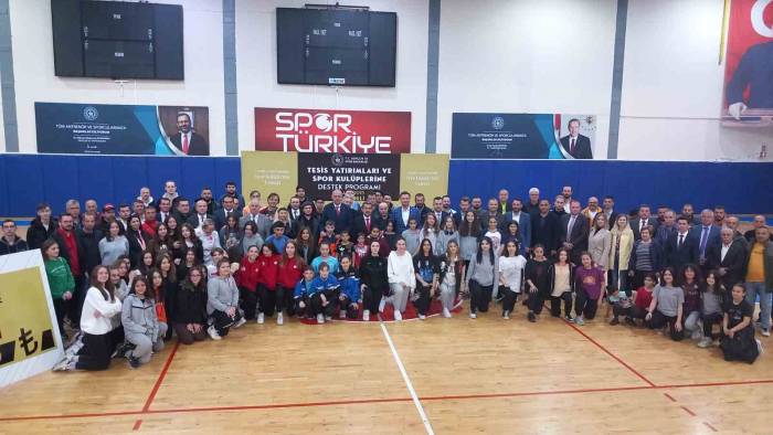 Kırklareli’nde Spor Kulüplerine 2 Milyon 25 Bin Tl Nakdi Yardım