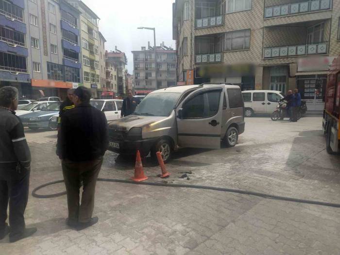 Park Halindeki Hafif Ticari Araçta Yangın