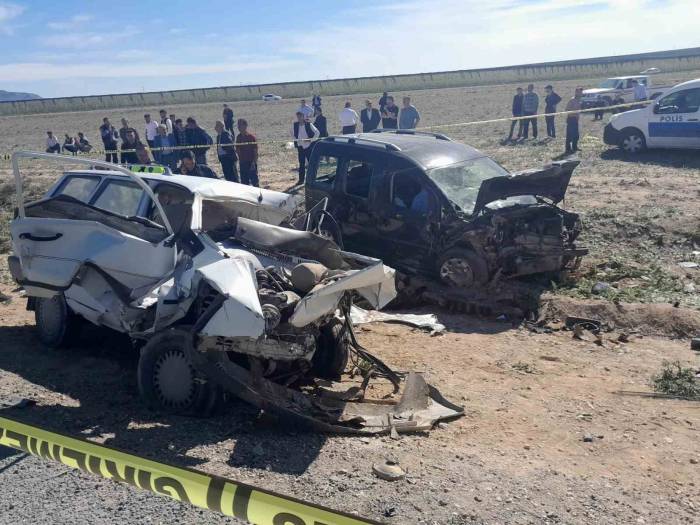 Konya’da Hafif Ticari Araç İle Otomobil Çarpıştı: 5 Ölü, 2 Yaralı