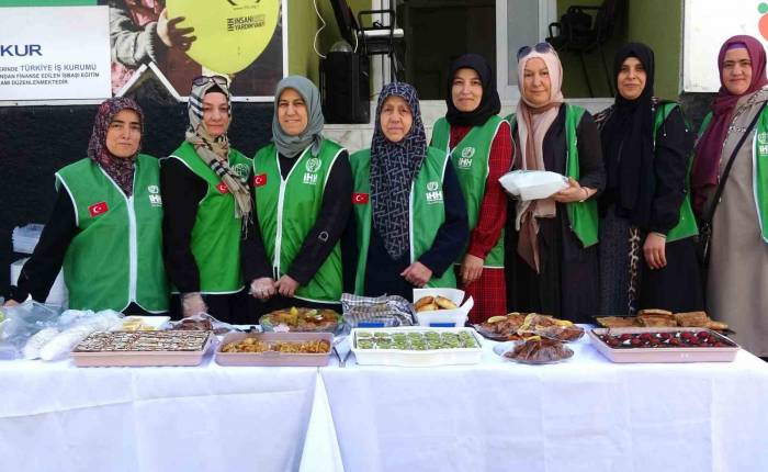 Kütahya İhh Kadın Kolları ’hayır Çarşısı’ Oluşturdu