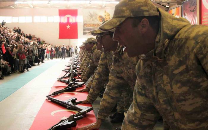 Kütahya’da Acemi Eğitimini Tamamlayan 900 Mehmetçik Yemin Etti