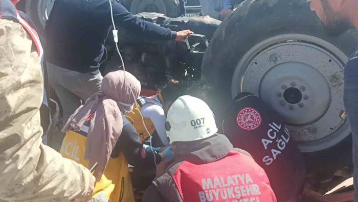 Devrilen Traktörün Altında Kalan Sürücü Yaralandı