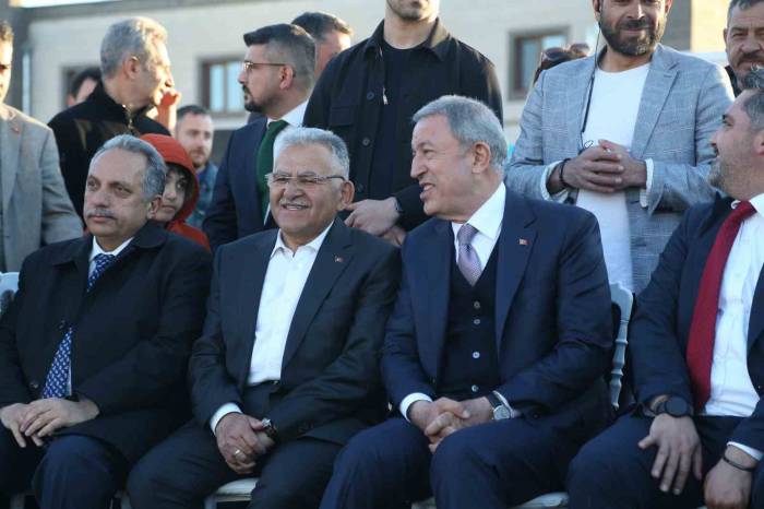 Bakan Akar’dan Gençlerle Keyifli Buluşma