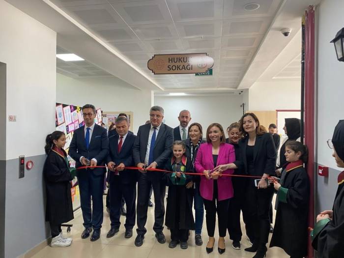 Ortaokulda ‘hukuk Sokağı’ Açıldı