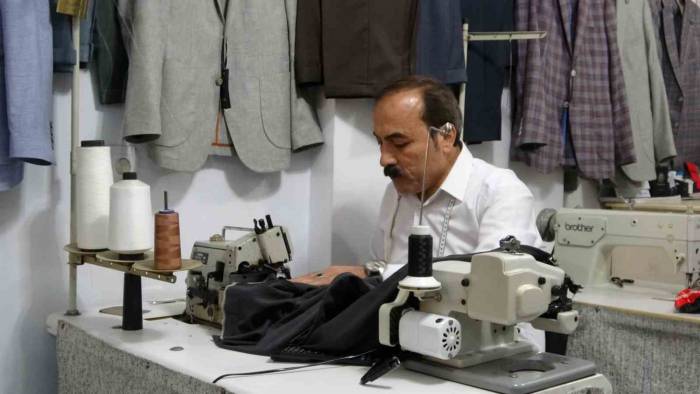 20 Metrekarelik Dükkanda Hem Çalıştı Hem Üniversite Okudu