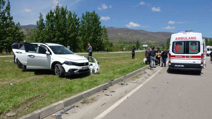 Tokat’ta Servis Aracı Ve Otomobil Çarpıştı: 12 Yaralı