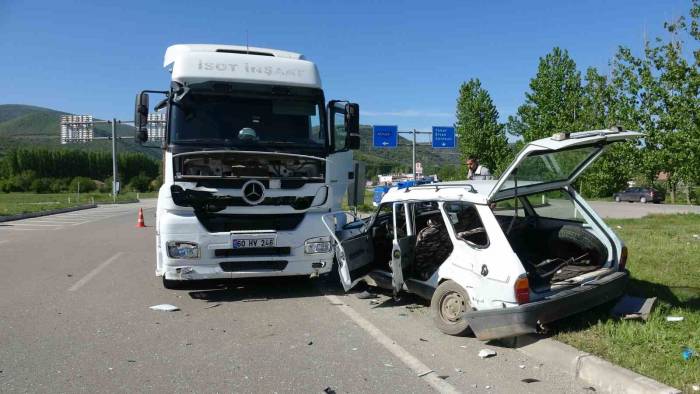 Tokat’ta Tır İle Otomobil Çarpıştı:3 Yaralı