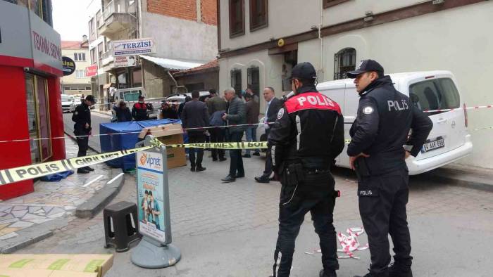 Cinnet Getiren Anne, 2 Aylık Bebeğini 6. Kattan Atarak Öldürdü