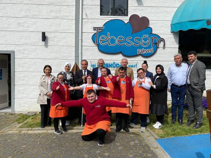 Ak Partili Görme Engelli Milletvekili Adayı Cemal Donat, Üsküdar’da Down Sendromlu Çalışanlar İle Buluştu