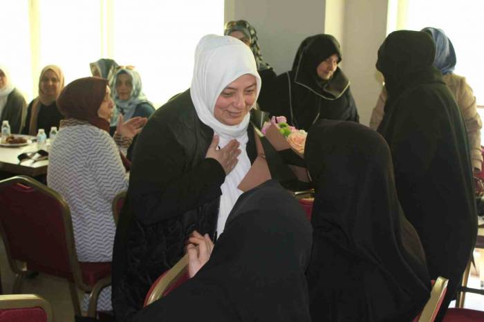 Ak Parti İstanbul Milletvekili Adayı Süslü’yü Duygulandıran Hediye