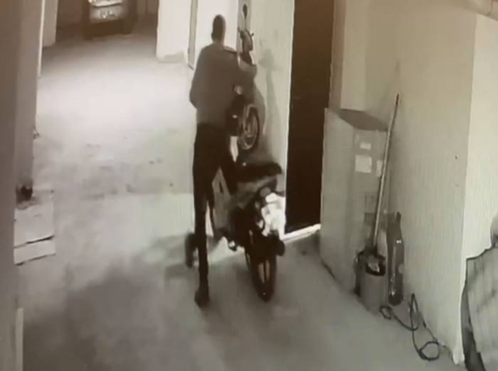 Güvenlik Kamerasına Yakalanan Hırsız Rahat Tavırlarıyla Dikkat Çekti