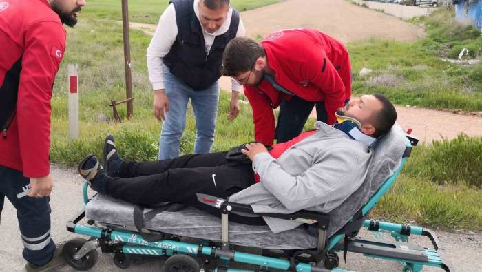 Otomobil Kamyonete Çarptı: 2 Yaralı