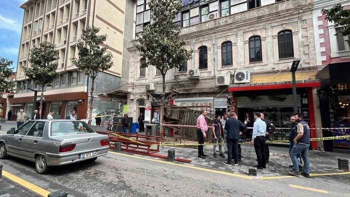 İşçilerin Çalıştığı Binada Tente Çöktü