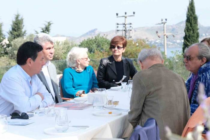Başkan Aras, Sanatçılarla Buluştu