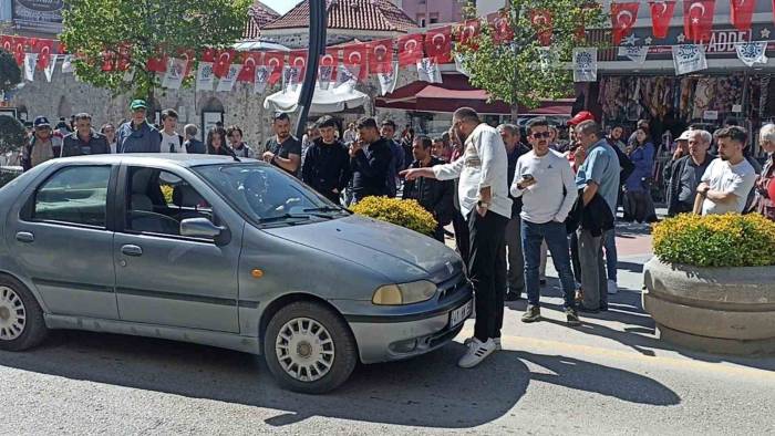 Kendisine Yol Vermeyen Otomobilin Önünden Dakikalarca Çekilmedi