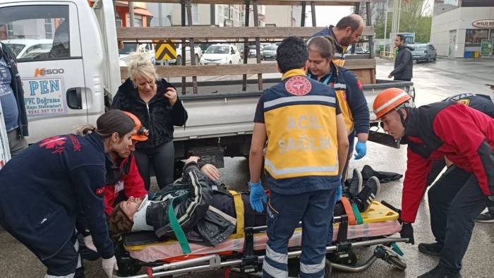 Kontrolden Çıkan Motosiklet Kamyonete Çarptı: 1 Yaralı