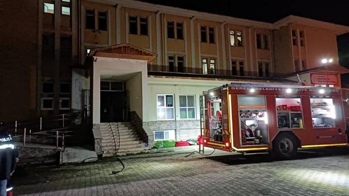 70 Öğrencinin Kaldığı Yurtta Yangın Çıktı, Öğrenciler Geceyi Okulda Geçirdi