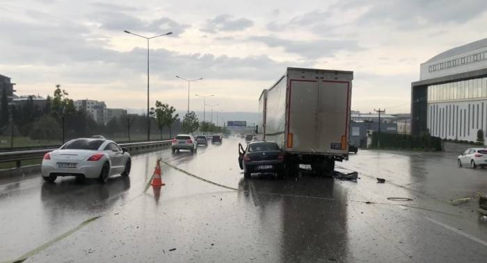 Bursa’da Feci Kaza, Otomobil Tıra Ok Gibi Saplandı: 2 Yaralı