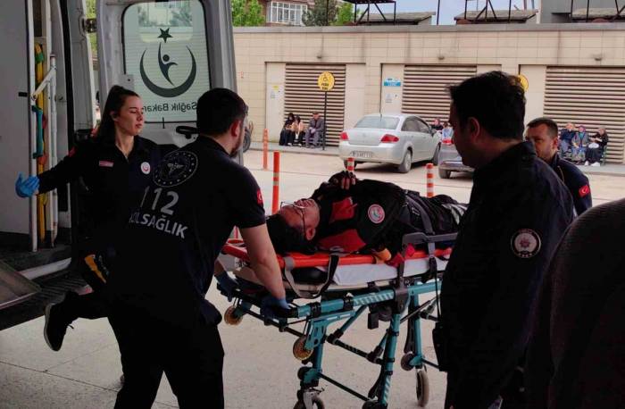 Minibüsle Çarpışan Motosikletli Polis Yaralandı