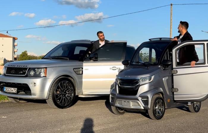 Elazığ Sokaklarındaki 2.3 Metrelik Minik Elektrikli Araç, Tüm Dikkatleri Üzerine Çekti