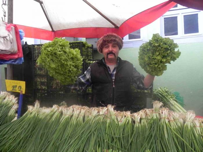 Perşembe Pazarında Ucuz Satılan Yeşilliğe Bile Rağbet Yok