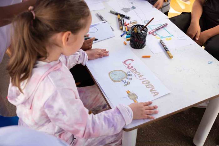 Gezici Tırlar Deprem Bölgesindeki Çocuklarla Buluştu