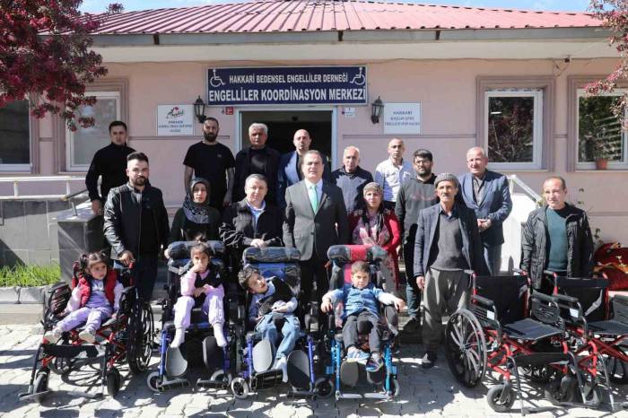 Vali Akbıyık Engellilere Sandalye Dağıttı