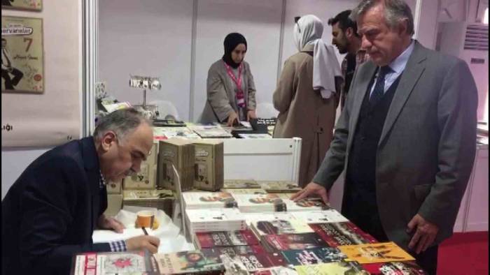 8. Üsküdar Kitap Fuarı’nda Tarihçi-yazar Dr. İbrahim Pazan Okuyucuları İle Buluştu