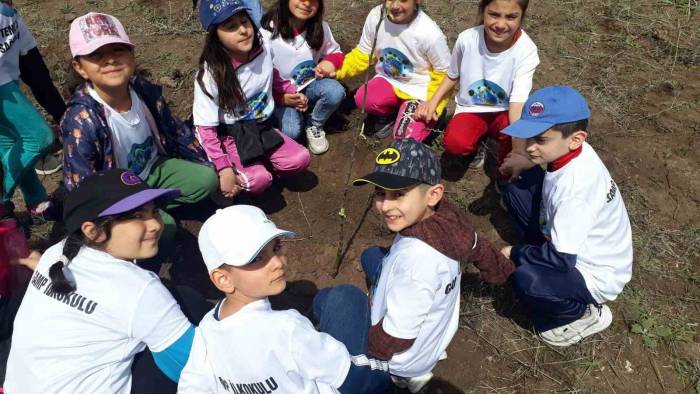 Kars’ta Öğrencilerden Anlamlı Fidan Dikimi