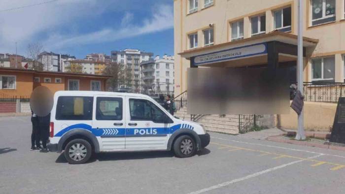 Ortaokul Öğrencisi Para İstediği Kız Öğrenciyi Bıçakladı