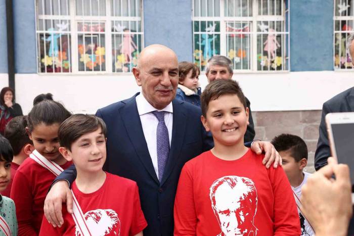 Geleceğin Müzisyenleri İçin Kalaba İlkokuluna Enstrüman Desteği